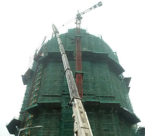 扬州市吊车在工地上作业